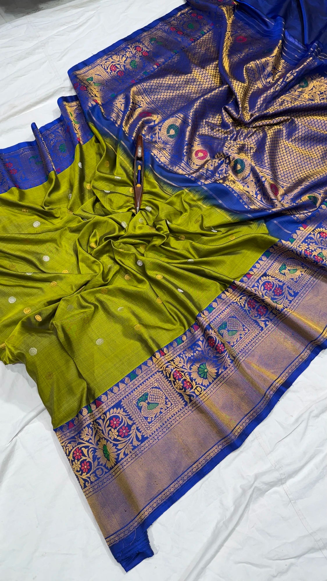 Gadwal Handloom Pure Silk Turning Border Mehndi green with blue