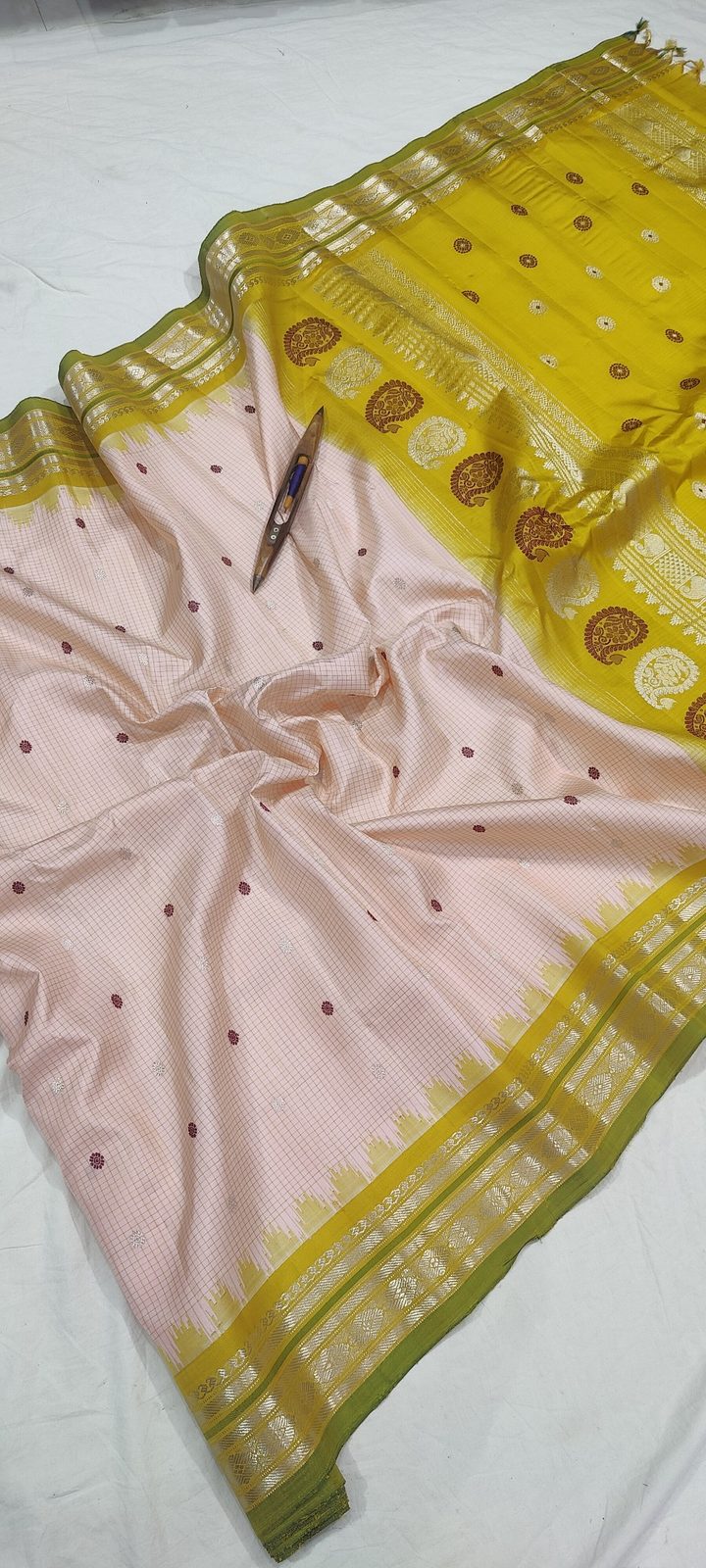 Gadwal Handloom Pure Silk Traditional Border Saree – Light Peach with Yellow Border - GadwalHandloom