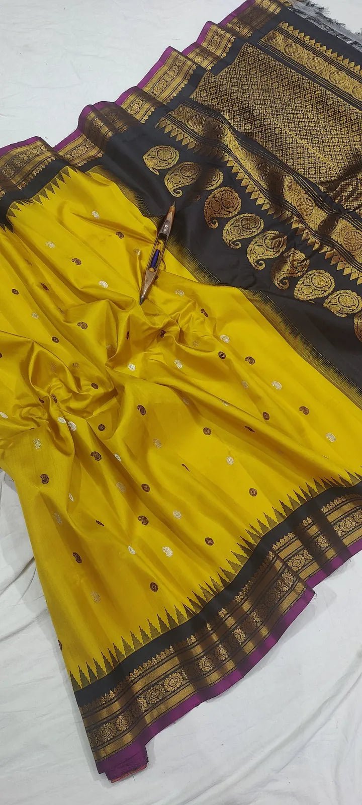 Gadwal Handloom Pure Silk Traditional Border Saree – Yellow with Black Border - GadwalHandloom